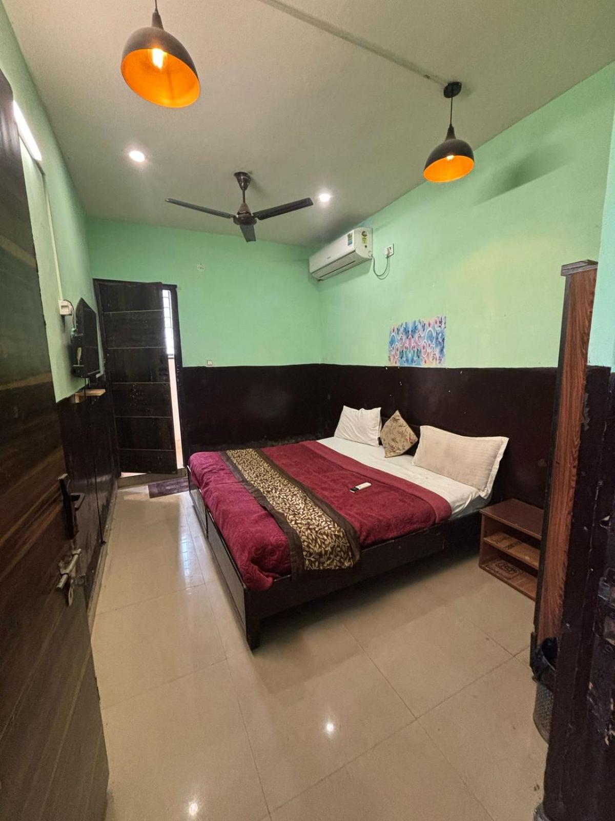 Om Residency * New Delhi